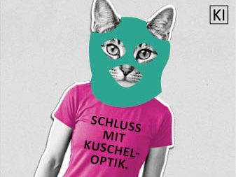 Schluss mit Kuschel-Optik Die Collage einer Katze, die eine Sturmhaube trägt. Es sind KI-Elemente enthalten.